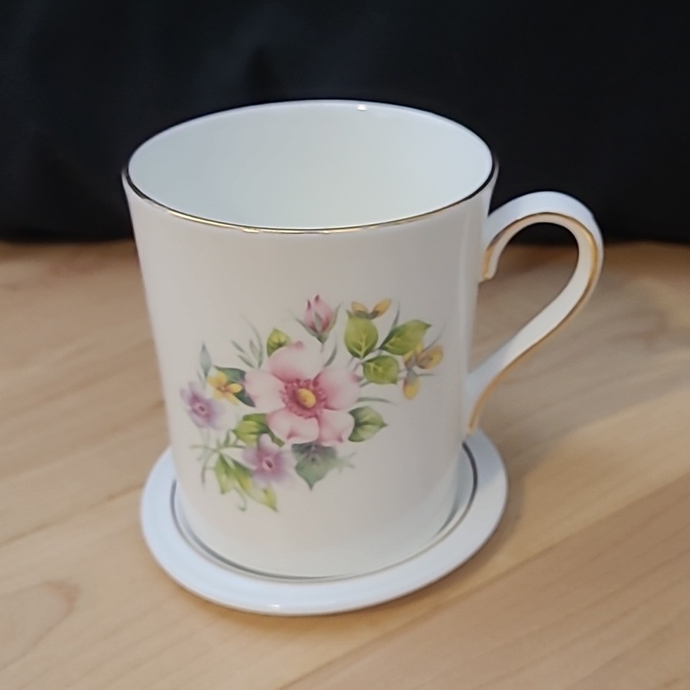 Oakley China Ltd. Elegant White Floral Mug with Gold Trim